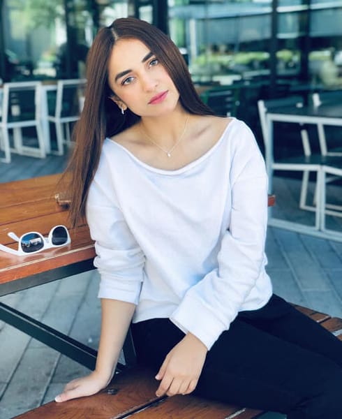 Yumna Zaidi cute pics